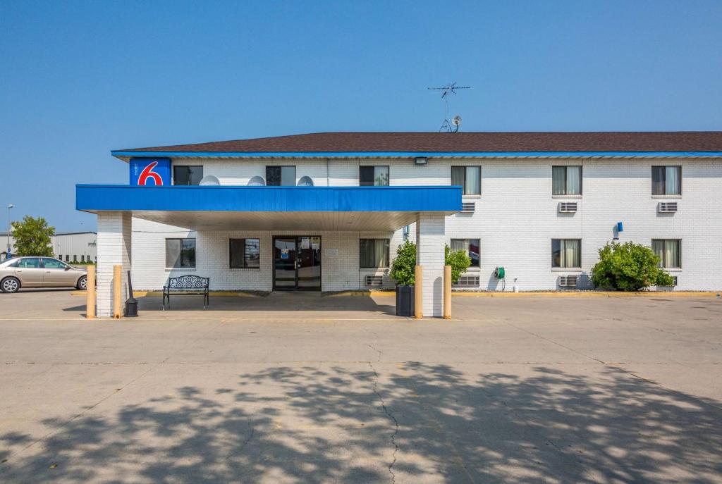 Motel 6-Fargo ND - South Main image 1