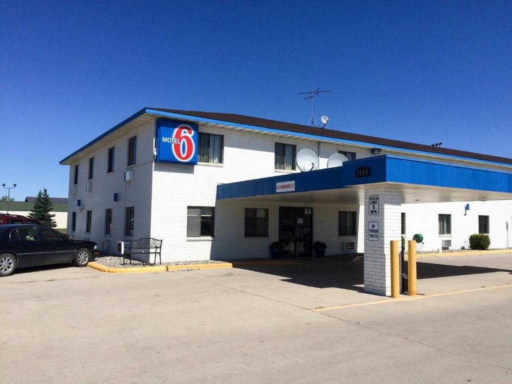 Motel 6-Fargo ND - South Main image 2